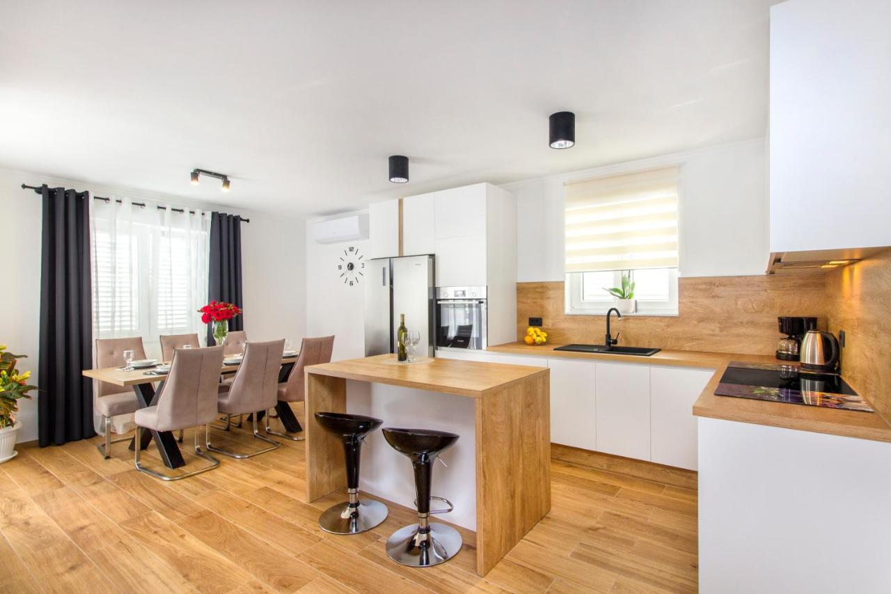 Holiday Home Lucia Lozovac Bagian luar foto