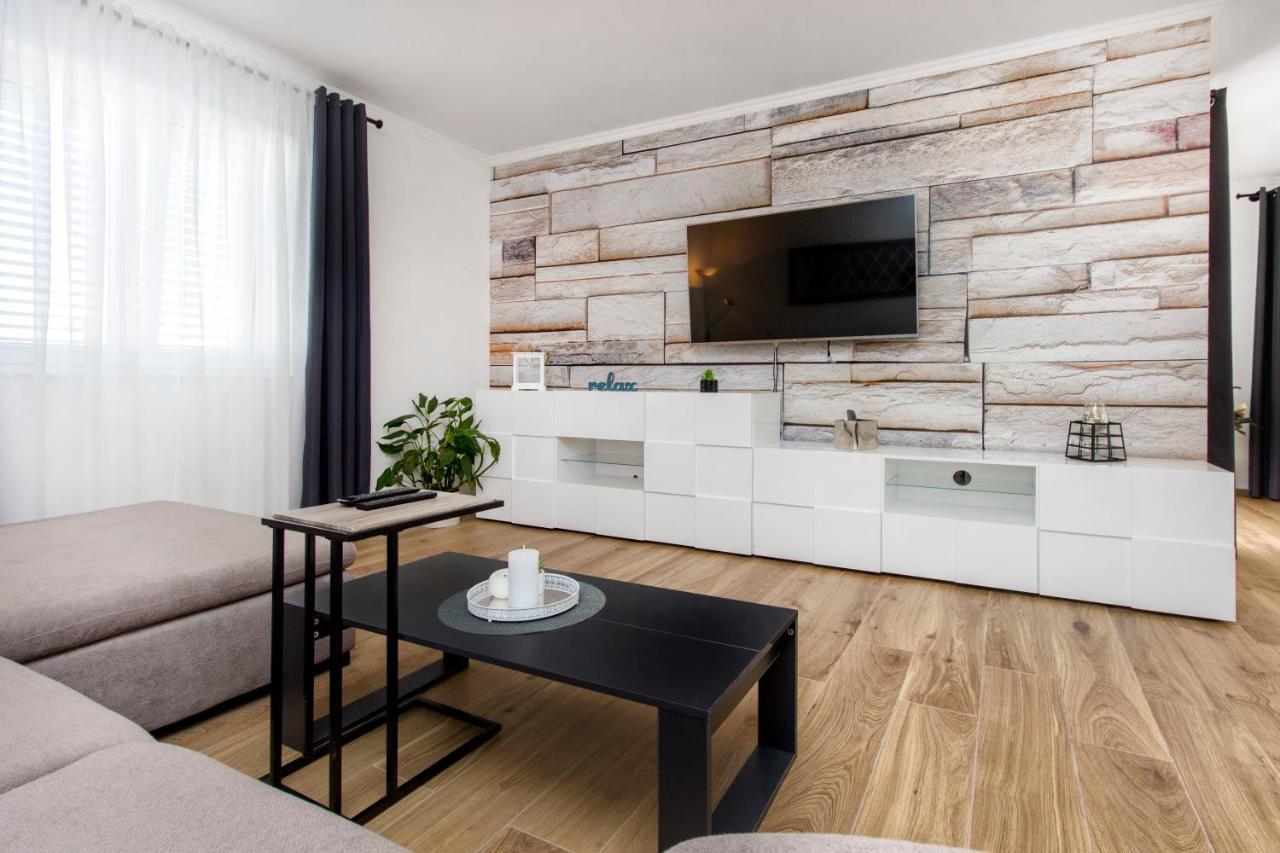 Holiday Home Lucia Lozovac Bagian luar foto